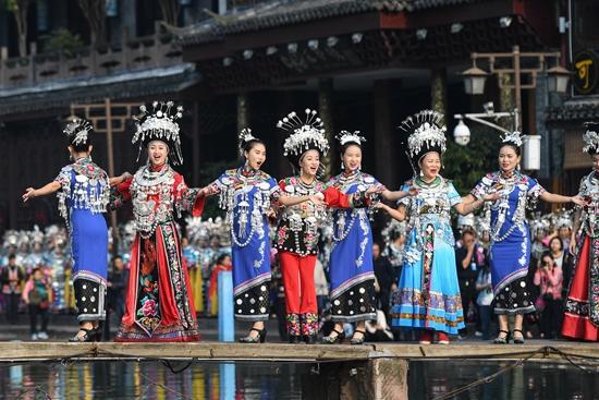 Mujeres de Xijiang con la vestimenta tradicional de la étnia Miao.