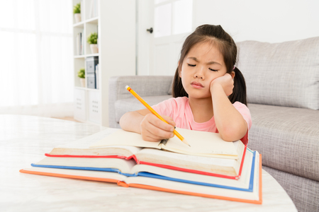 92348998-hermosa-niña-de-niños-pequeños-que-se-prepara-para-volver-a-estudiar-en-la-escuela-y-debe-terminar